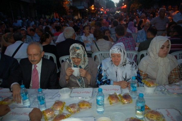 Kılıçdaroğlu, vatandaşlarla oruç açtı 10