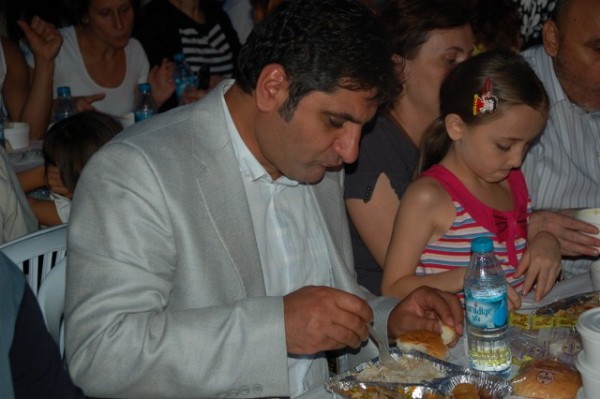 Kılıçdaroğlu, vatandaşlarla oruç açtı 27