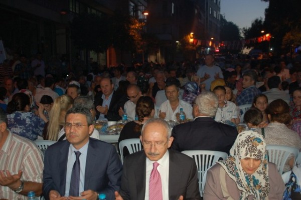 Kılıçdaroğlu, vatandaşlarla oruç açtı 32