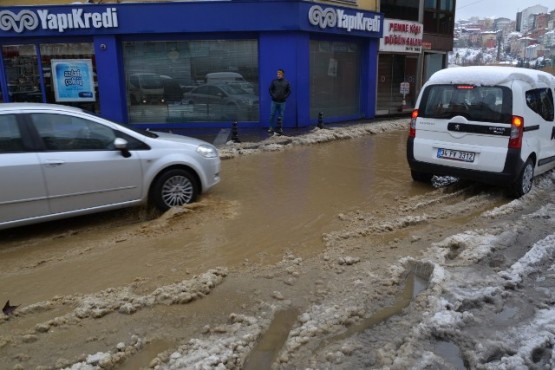 Kâğıthane’de İSKİ'ye ait su borusu patladı 2