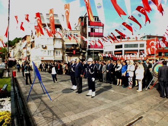 Sarıyer'de 23 Nisan Bayramı çelenk töreni 2