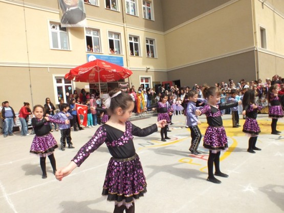 Sarıyer'de 23 Nisan Bayramı çelenk töreni 7