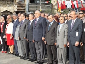 Sarıyer'de 23 Nisan Bayramı çelenk töreni