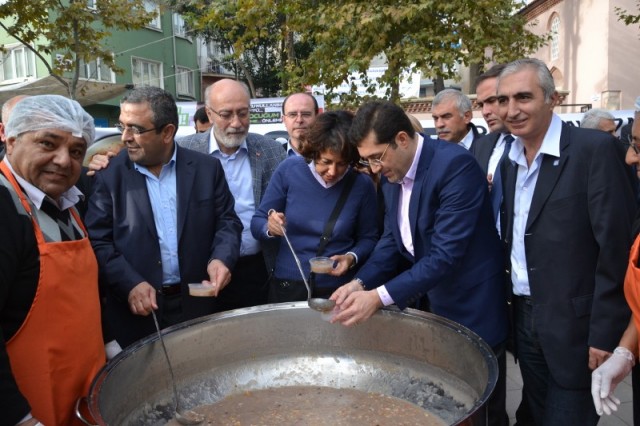 CHP'liler Kağıthane’de, 20 bin kişiye aşure dağıttı 1