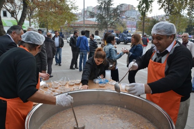 CHP'liler Kağıthane’de, 20 bin kişiye aşure dağıttı 11