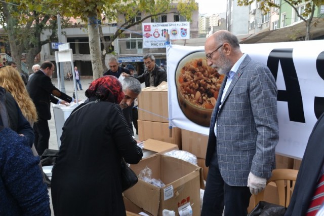CHP'liler Kağıthane’de, 20 bin kişiye aşure dağıttı 15