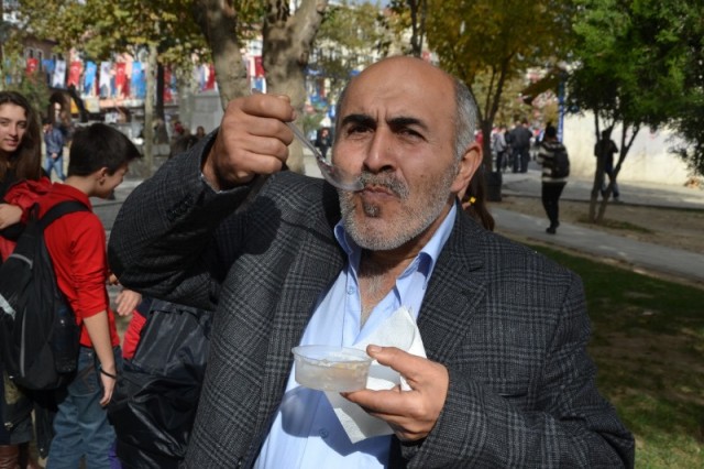 CHP'liler Kağıthane’de, 20 bin kişiye aşure dağıttı 22