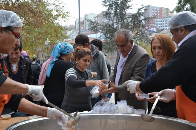 CHP'liler Kağıthane’de, 20 bin kişiye aşure dağıttı 26