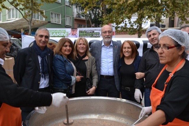 CHP'liler Kağıthane’de, 20 bin kişiye aşure dağıttı 29