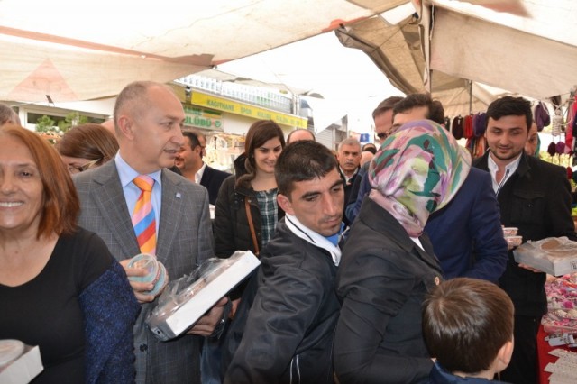 CHP'liler Kağıthane’de, 20 bin kişiye aşure dağıttı 3