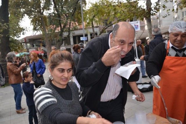 CHP'liler Kağıthane’de, 20 bin kişiye aşure dağıttı 30