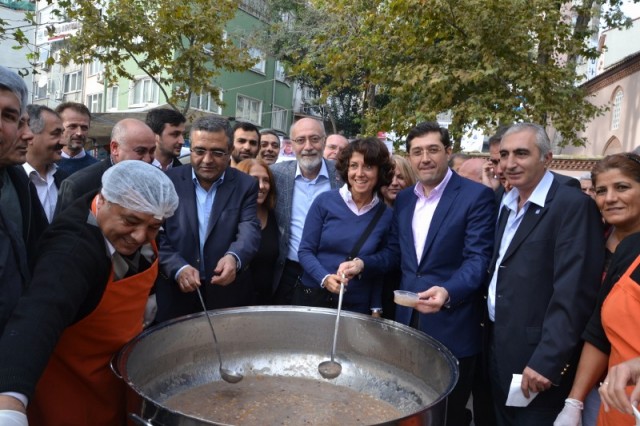 CHP'liler Kağıthane’de, 20 bin kişiye aşure dağıttı 36