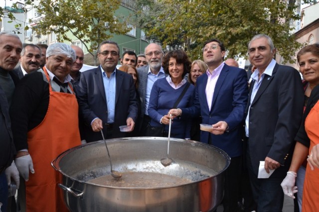 CHP'liler Kağıthane’de, 20 bin kişiye aşure dağıttı 37