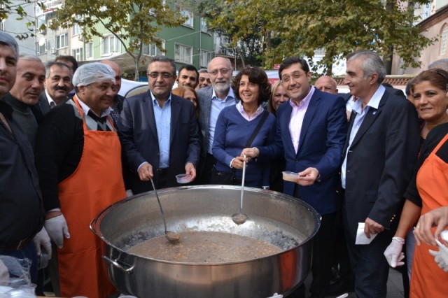 CHP'liler Kağıthane’de, 20 bin kişiye aşure dağıttı 38