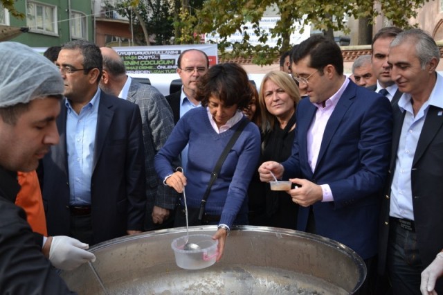 CHP'liler Kağıthane’de, 20 bin kişiye aşure dağıttı 40