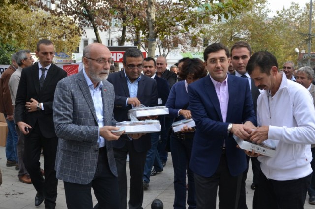 CHP'liler Kağıthane’de, 20 bin kişiye aşure dağıttı 42