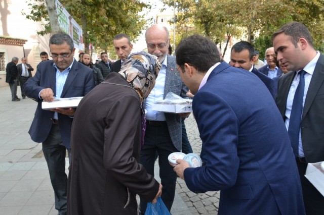 CHP'liler Kağıthane’de, 20 bin kişiye aşure dağıttı 43