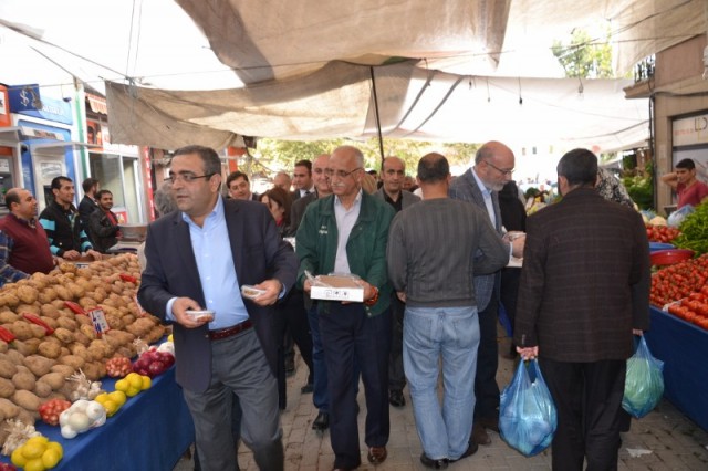 CHP'liler Kağıthane’de, 20 bin kişiye aşure dağıttı 47