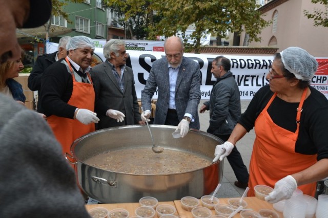 CHP'liler Kağıthane’de, 20 bin kişiye aşure dağıttı 5