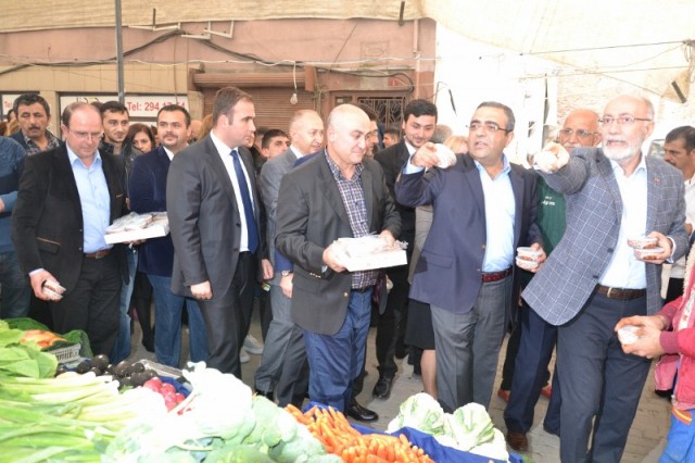 CHP'liler Kağıthane’de, 20 bin kişiye aşure dağıttı 50