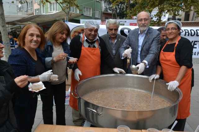 CHP'liler Kağıthane’de, 20 bin kişiye aşure dağıttı 6