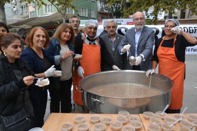 CHP'liler Kağıthane’de, 20 bin kişiye aşure dağıttı 7