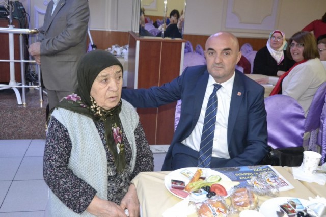 Zehra Balık, CHP'li kadınlara kahvaltı düzenledi 62