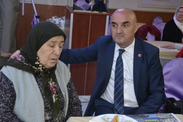 Zehra Balık, CHP'li kadınlara kahvaltı düzenledi 64