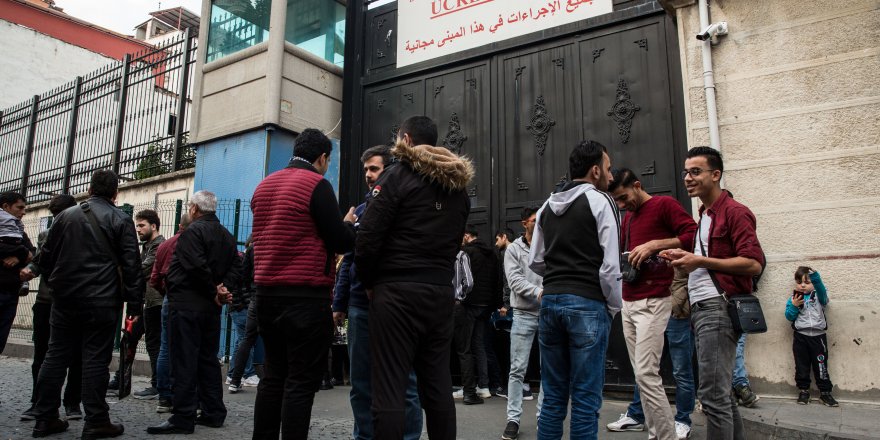 Süre doldu; Suriyeliler göç idarelerine akın etti