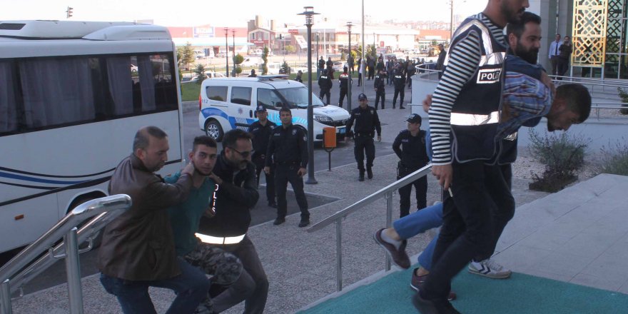 1'i polis 2 kişinin yaralandığı silahlı çatışmaya 2 tutuklama