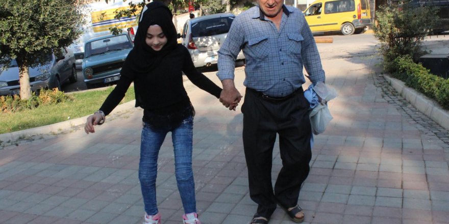 Suriye'deki savaşta bacağını kaybeden Nur, şimdi patenle kayıyor