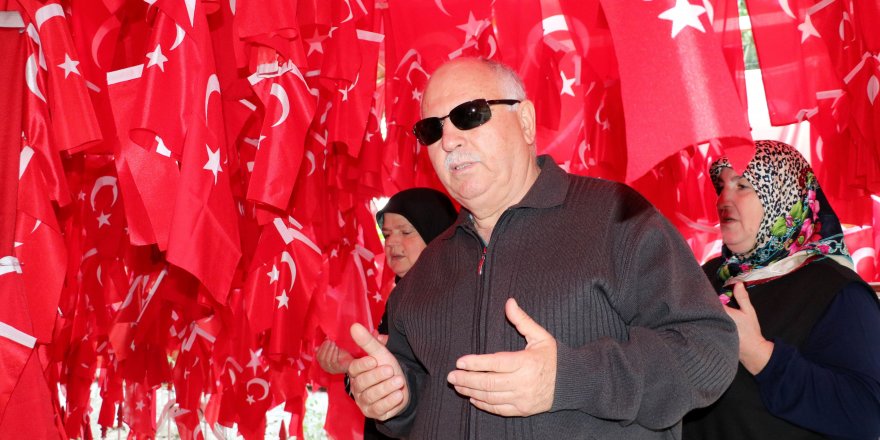 Gelibolu'daki türbeyi ziyaret eden herkes Türk bayrağı asıyor
