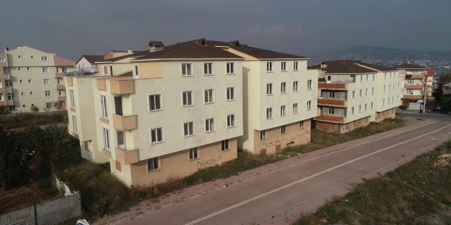 Yaptığı sitedeki 24 daireyi 50'den fazla kişiye satıp kaçtı