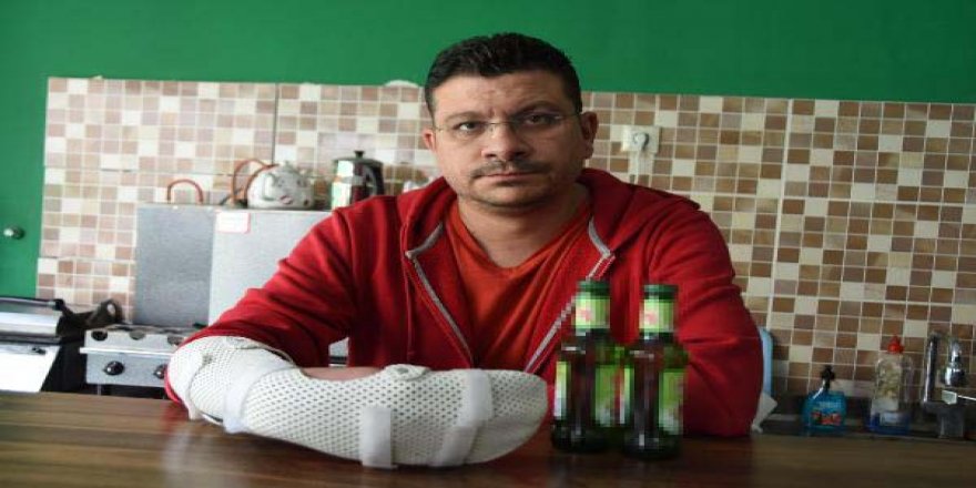 Soda şişelerini açmaya çalışırken elinde patladı