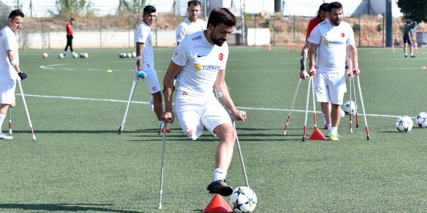 Mısır tarlasında kararan hayatı, yeşil sahada aydınlandı