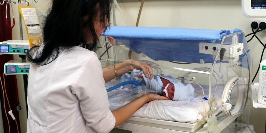 Annesinin terk ettiği bebeğe doktor sahip çıktı