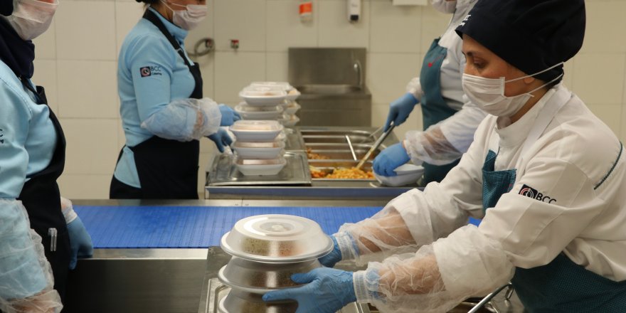 Günde 10 bin kişiye yemek hazırlanan mutfağın kapıları DHA'ya açıldı