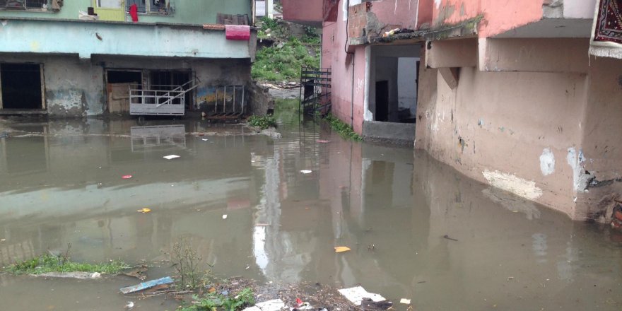 Samsun’da sağanak; rögarlar taştı, evleri su bastı