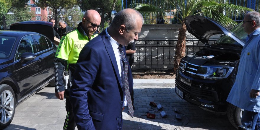 Emniyet müdürünün makam aracındaki çakarları söktüler