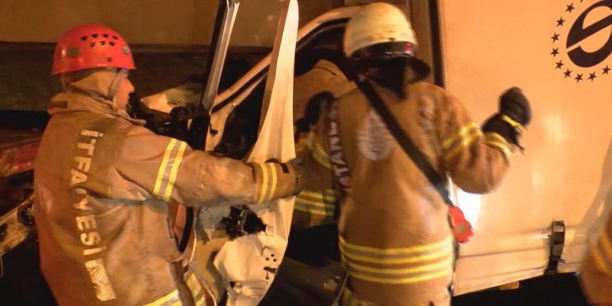 Beton blok yüklü TIR'a çarptı: Hurda yığınına dönen araçtan sağ çıktı 