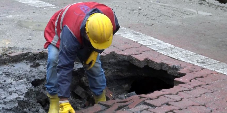 Avcılar’da yağmurun ardından yolda çökme