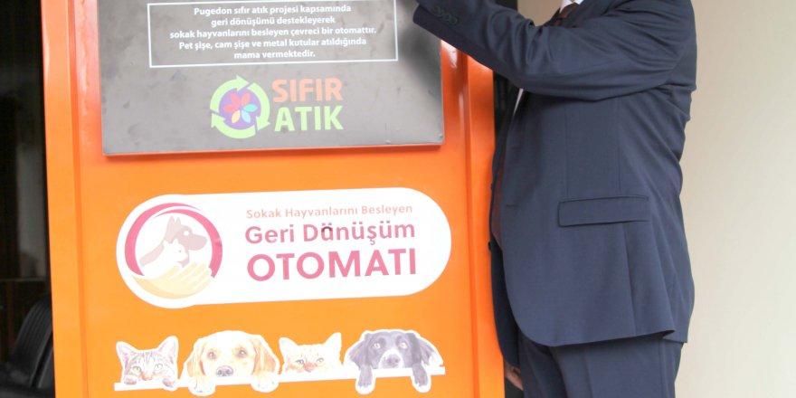Geri dönüşüm otomatları sokak hayvanlarına mama sağlıyor