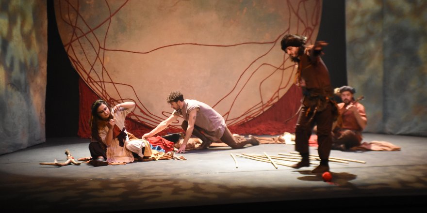 Edirne'de kurulan Devlet Tiyatrosu, 'Bir Nefes Dede Korkut' oyunu ile kapalı gişe perde açtı