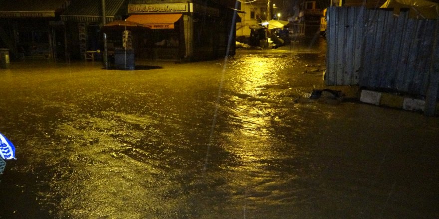 Trabzon'da etkili sağanak; dere taşı, su baskınları yaşandı