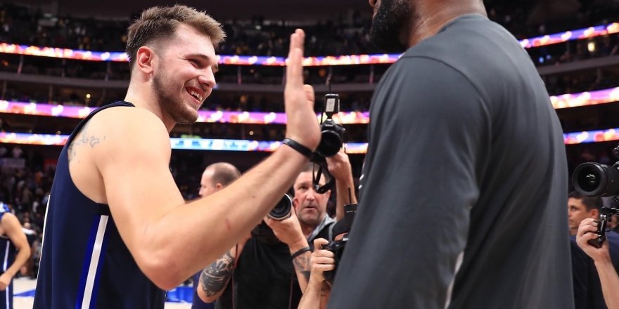 TARİHİ PERFORMANSLARIN SERGİLENDİĞİ MAÇTA KAZANAN LAKERS