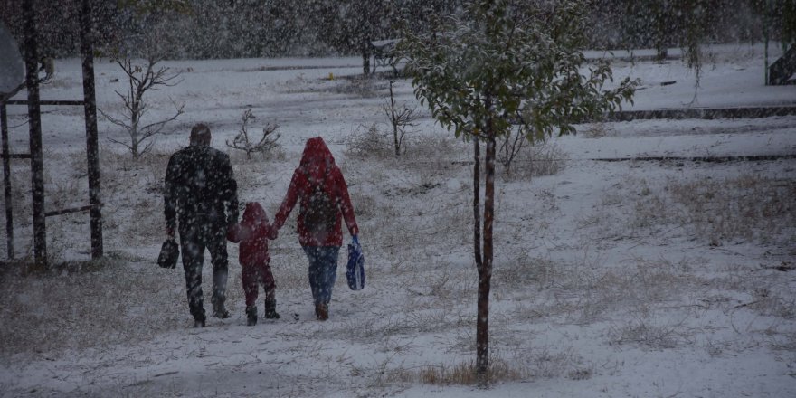 BİTLİS’E MEVSİMİN İLK KARI YAĞDI