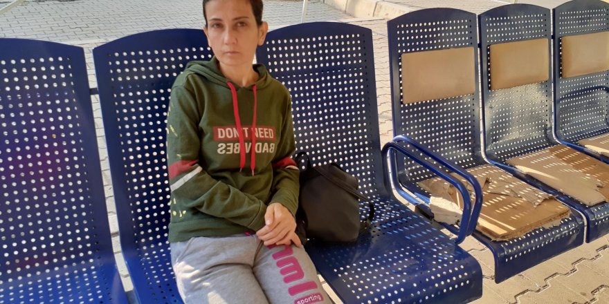 HASTANE BAHÇESİNDEKİ BANKTA YAŞAYAN KADIN, YARDIM BEKLİYOR