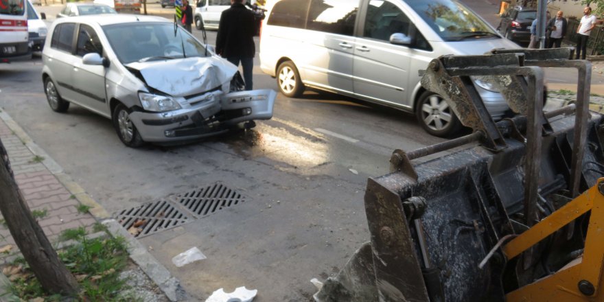 ATAŞEHİR'DE İŞ MAKİNASINA ÇARPAN KADIN SÜRÜCÜ YARALANDI