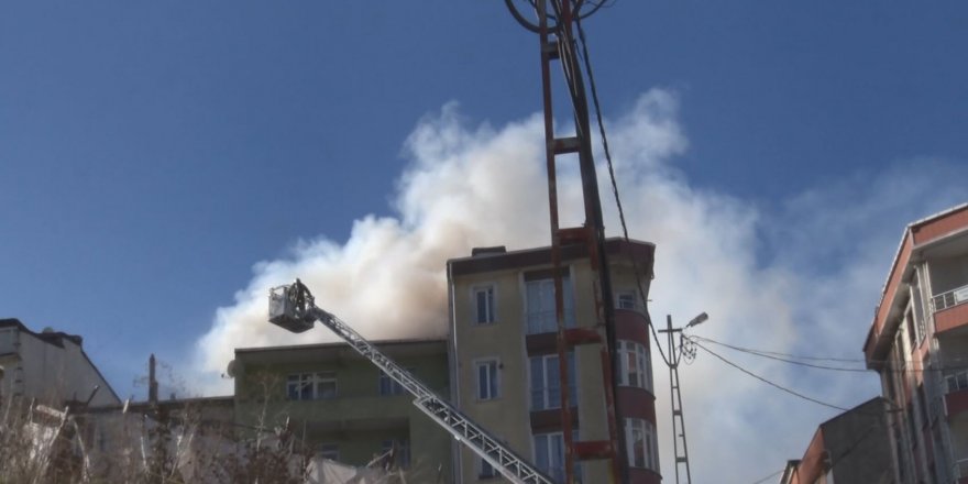 ESENYURT'TA ÇATI YANGINI