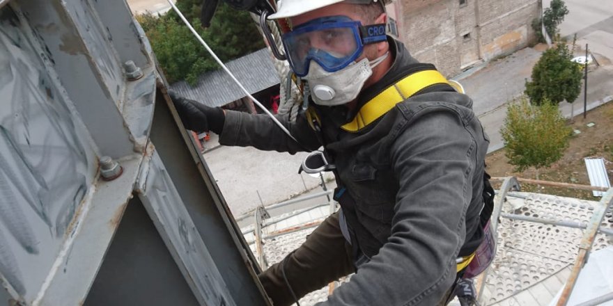 DEMİR KULENİN BAKIMI ENDÜSTRİYEL DAĞCILARA EMANET